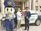 警車遭撞毀　建築公司董座捐車