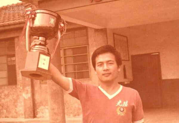 2.	70年代前後吳富德代表陸光隊獲全國足球冠軍。
