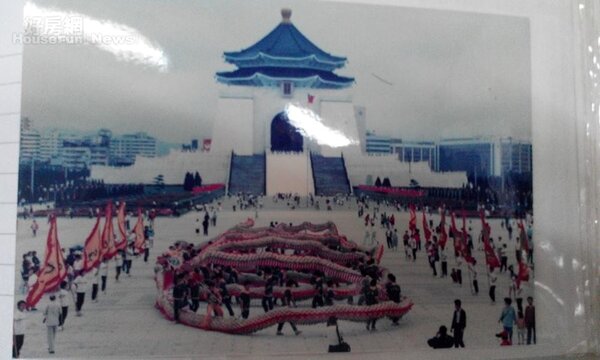 3.	1989年吳富德帶領世界最長176公尺的舞龍隊在中正紀念廣場表演。
