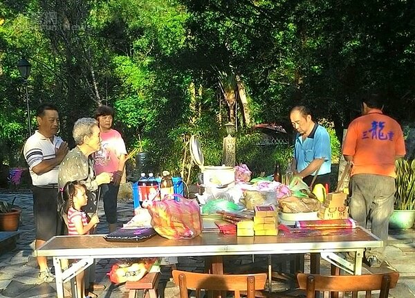 9. 百歲老媽率子孫普渡祭拜。