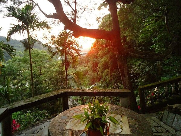 6. 庭舍前設有石桌,可遠望山景。