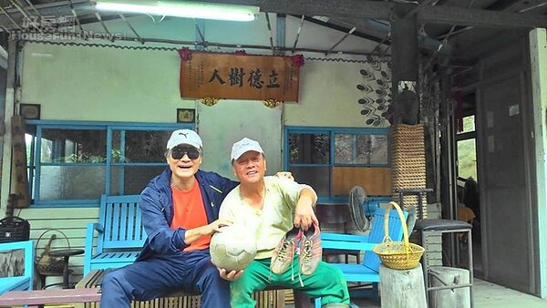 7. 持陳年老足球鞋與老足球,和發哥在農舍休憩椅上合照。