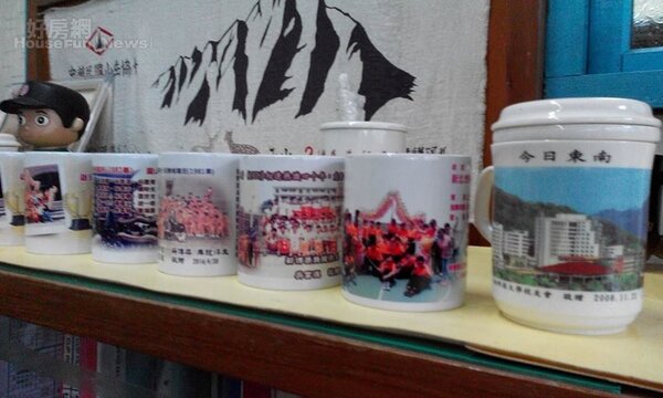 8.	東南舞龍隊歷代紀念茶杯物成農舍內另一焦點。
