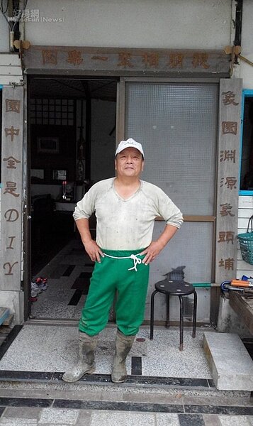 10. 吳富德在園舍門口寫下的對聯饒富趣味。