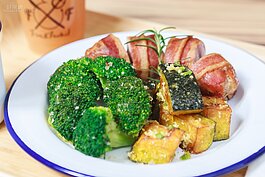 店內人氣美食：脆培根香料雞佐白花菜奶油醬。