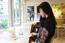 女主人歡迎大家來此享受美食，體驗生活中的小確幸。