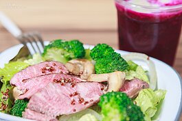 店內人氣美食：烙烤牛肉配藜麥沙拉。