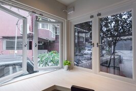 高檯區大面積的玻璃窗引入室外的光線與街景。用餐的人可以欣賞屋外景色植栽，而自己也成為風景的一部分。