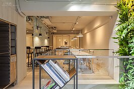 整體餐廳的用餐區分為五種不同的座位，有可供四人好友一起享用美食的座位，也有適合兩人或一人獨享的區域，更有多位好友一同歡樂聊八卦的團餐區。