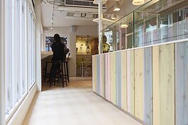 飲料輕食部分由外面吧台進行製作，而為了營造溫暖且活潑的感覺，吧台正面的蓋版採木質多色系設計。