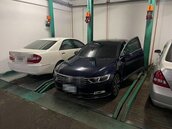 機械停車格突升起她開車門撞爛！操作者辯「不知車上有人」下場慘了