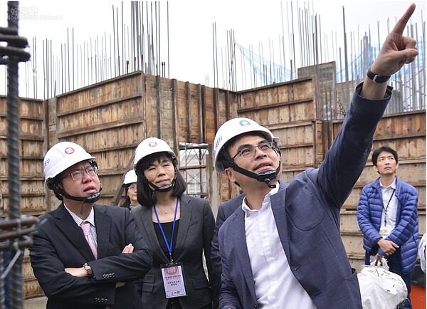 建築履歷協會理事長戴雲發,向桃園市長鄭文燦說明建築安全履歷認證。 (好房網News記者 陳韋帆/攝影)