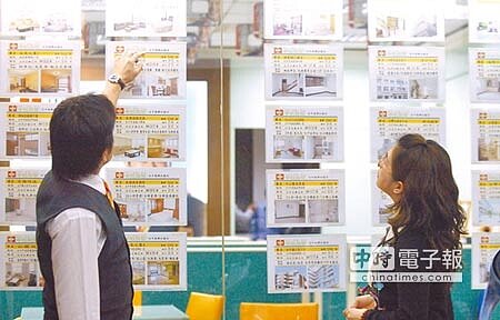 11月房貸利率較前月微幅反彈0.017個百分點,反應低利養房趨勢改變,牽動房市。圖為台中某房仲業者,正向看屋民眾介紹售屋案件。(本報資料照片)
