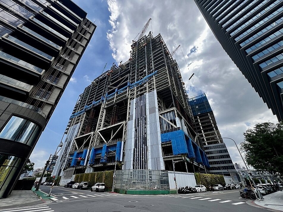 國產建材實業企業總部坐落於東區門戶計畫核心位置,周遭圍繞著重量級企業總部商辦。圖/國產建材實業提供