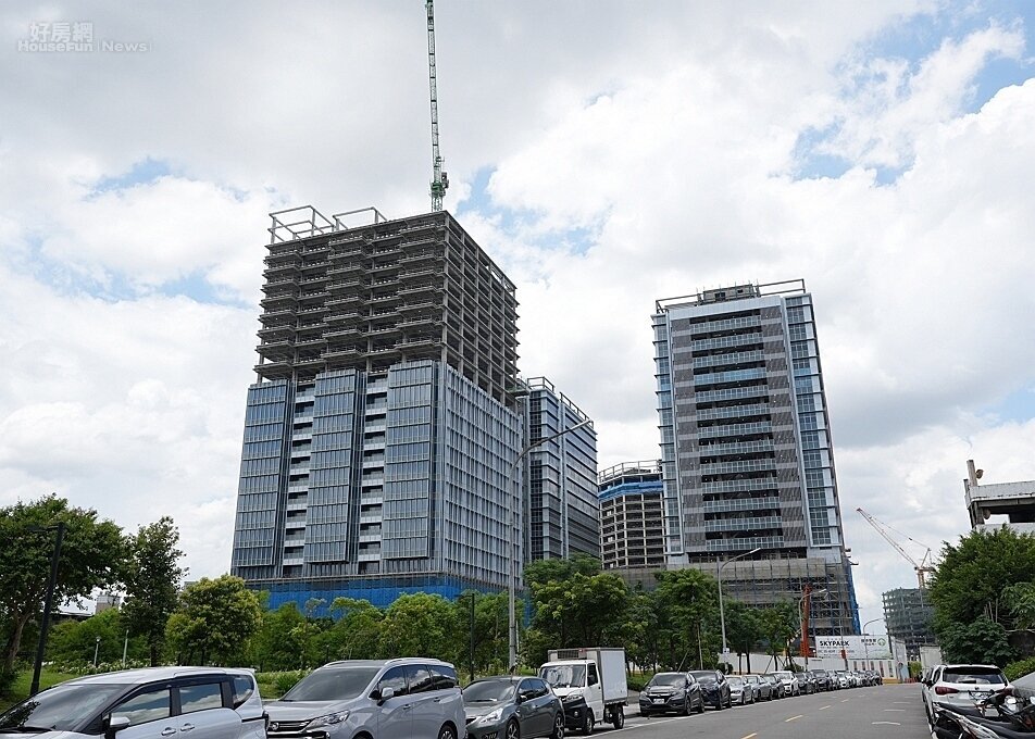 興建中的台鐵南港調車廠都更案的南港國際二結構案,由國產建材實業供應興建。圖/國產建材實業提供