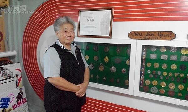 1. 吳錦雲一生熱愛田徑,也把田徑跑道當作客廳的裝飾。