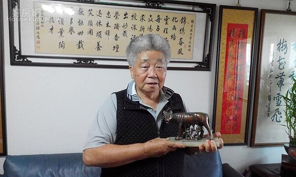 5. 羅馬奧運時收藏的母狗育兒乳銅雕,牆上掛著歌頌她的字畫。