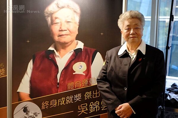 2. 昔日的田徑「三鐵皇后」吳錦雲獲體育精英終身成就獎。