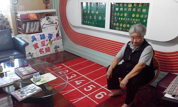 4. 連客廳地板也鋪設一塊六線跑道。