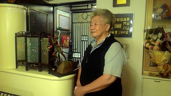 6. 退休時學生送的衝上終點線銅雕,背後鐵門有奧運五環圖。