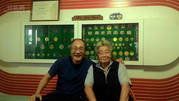 8. 發哥親訪吳媽媽家留影。