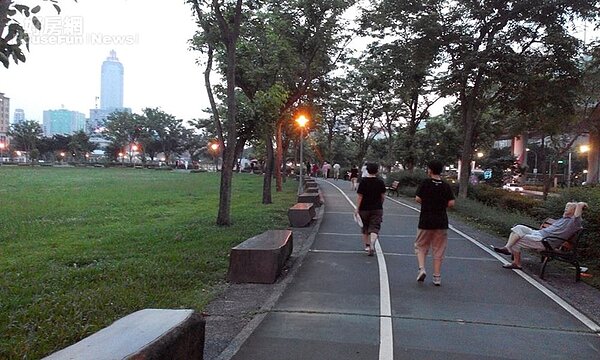 9.	吳媽媽常會在住家不遠的華山文創園區步道運動。