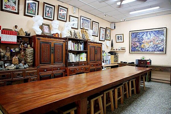 3. 整面原木的長桌,由整枝木材做成。