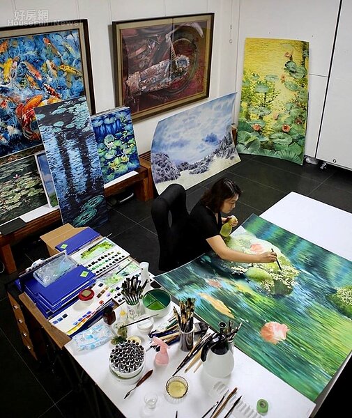 2. 郭心漪在工作室專注揮灑創作。