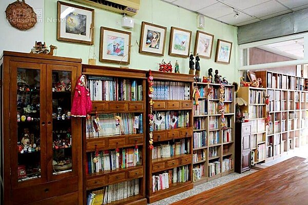 4. 原木和豐富藏書為空間特色之一。