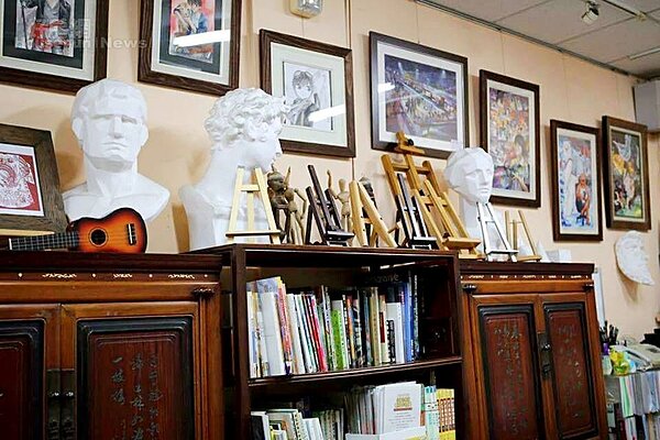 5. 收藏有各種雕塑作品。