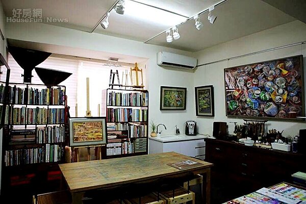 6. 空間四處都懸掛自己的畫作。