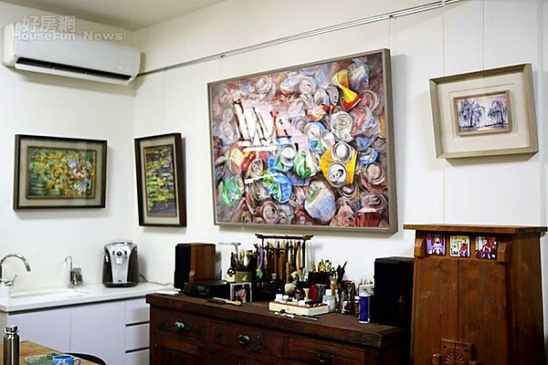 8. 白色洗手台搭配教室的黑色地板。