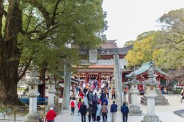 雖然不是假日，在天滿宮內還是有許多遊客前來賞櫻。根據經驗，不想人擠人的話下午來會比較好。