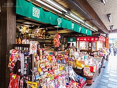 進入太宰府天滿宮前的參道就讓人流連忘返，好吃的好玩的，值得紀念的商品這邊都有。