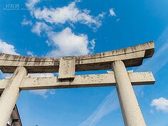 日本的鳥居有許多種類，各代表不同的意義。到日本走過鳥居下方不訪可以停下腳步研究一番。