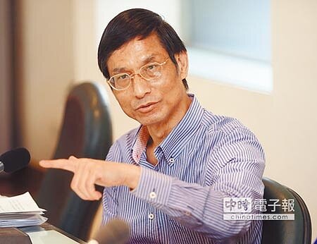 行政院政委林萬億23日在行政院舉行記者會,表示「年金改革國是會議」大會與分區會議正式啟動,強調會讓爭議許久的18%優惠存款利息盡速走入歷史。(趙雙傑攝)