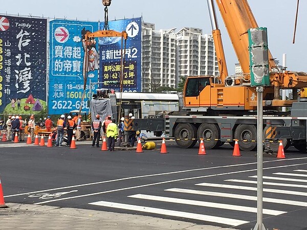 網友沿著淡海輕軌捕捉最新照片,紛紛表示「太期待了」。(翻攝自細說淡水臉書社團/網友林書瑋提供)