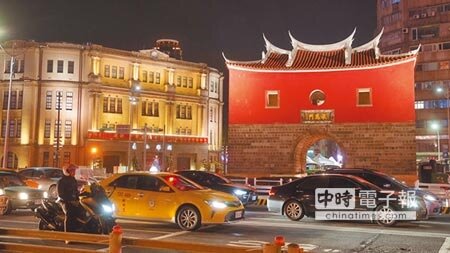 台北市政府24日為西區門戶計畫內的北門、台北郵局和鐵道博物館3座古蹟點燈，讓市民能在夜間一睹古蹟風采，柯文哲市長說是給市民平安夜的小確幸。（杜宜諳攝） 