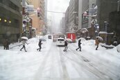 日本北海道罕見大雪　重創交通