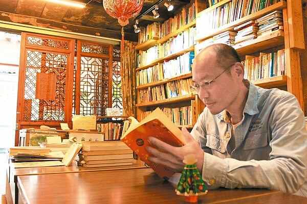 書店老闆盧文鈞相信「閱讀是一種旅行」。 記者郭政芬／攝影
