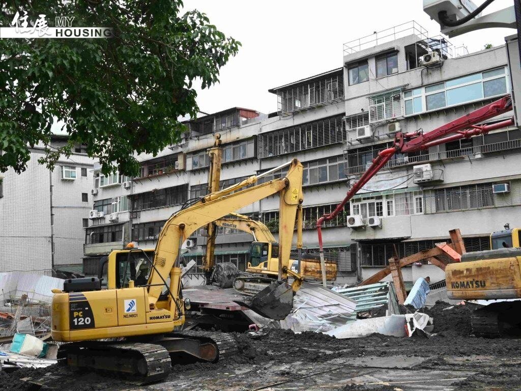 基泰大直工地坍塌事故造成鄰房受損,25戶最終遭拆除;事發滿3年,第4年租金安置問題仍待協調。資料照