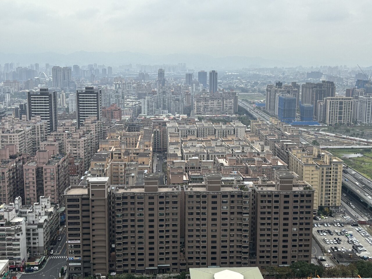 台南永康一名屋主想出售屋齡20年、房貸已繳清的43坪透天作為養老金，兒子則希望抵押貸款留下房產，卻因「兄弟共有」問題引發網友熱議。房市示意圖／記者游智文攝影 
