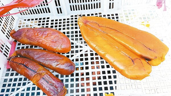 受到暖冬效應影響，宜蘭縣南方澳今年捕獲的烏魚子有明顯大小差別。 記者吳佩旻/攝影