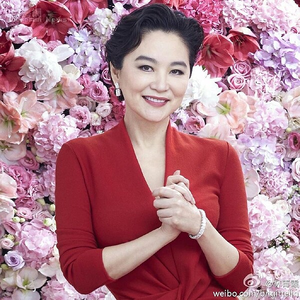 1.林青霞1994年嫁給邢李㷧後長年定居香港。(翻攝自林青霞微博)