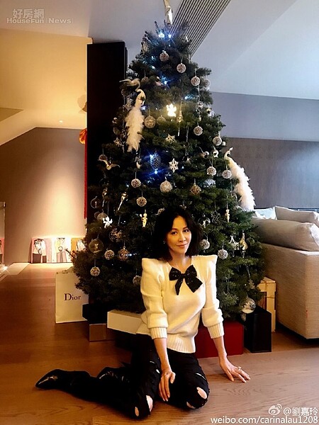 5.劉嘉玲很注重居家品味，在網上祝賀大家聖誕節快樂。（翻攝自劉嘉玲微博）

