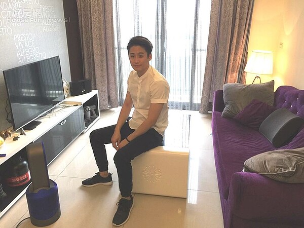 1.看準網紅經濟,方隆豪三年前開始物色有發展性的網紅簽約,存錢買房之餘,先在三重租下二十坪大的單身窩!