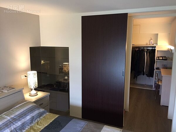 5.樓上除了臥房還另外有一間小更衣室,空間充分利用。