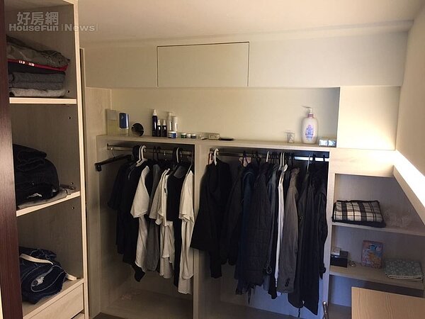 6.臥房跟更衣室牆壁色系都是以白色為主,旁邊還有一張小書桌,可以當成梳妝台。