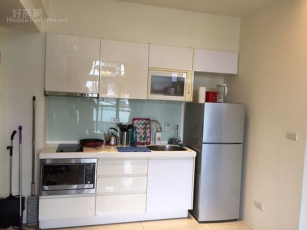 8.客廳連接著開放式廚房,有瓦斯爐、微波爐等,「麻雀雖小,五臟俱全」。