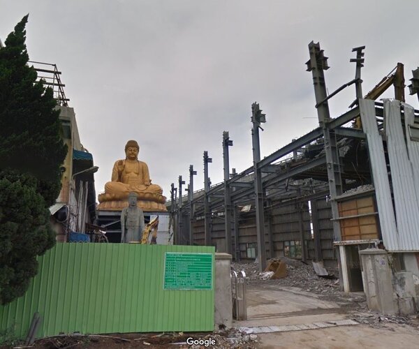 五楊高架橋附近有建造中的大樓緊鄰大佛像。（翻攝自google map）